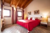 immagine camera da letto dell'agriturismo